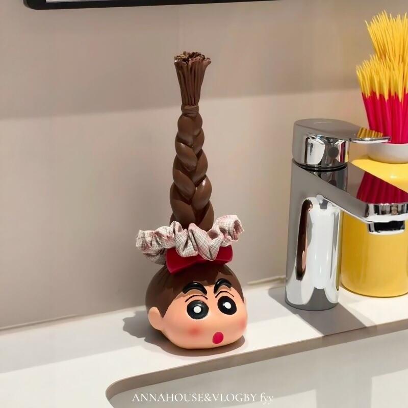Home Bathroom Equipment - かわいいクレヨンしんちゃんの長い三つ編みヘアタイ収納ラック、漫画風クリエイティブなデスクトップオーナメント、バスルームアクセサリーラック、ギフトおもちゃ