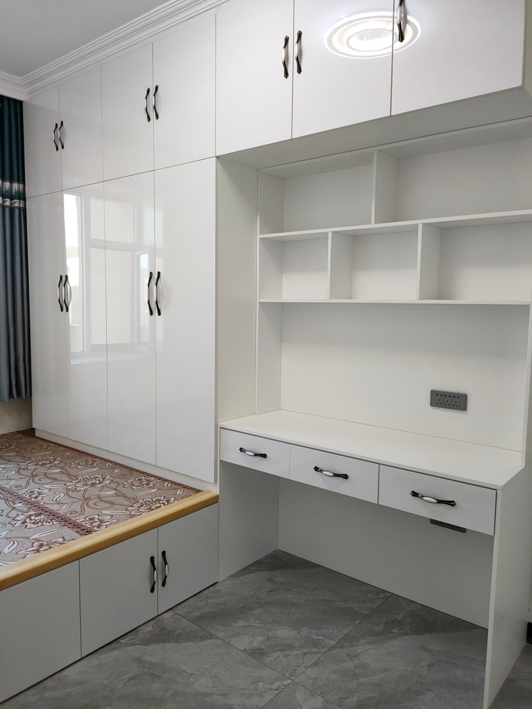 Home Bathroom Dimensions - カスタムメイドのモダンな畳寝室用ワードローブと本棚一体型ユニット、バスルーム用に選択可能な寸法で利用可能