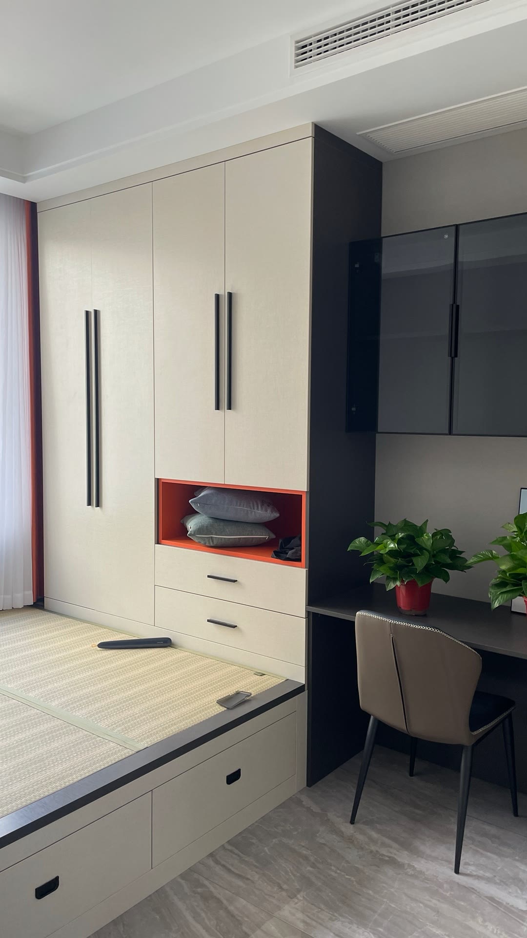 カスタムメイドのモダンな畳寝室用ワードローブと本棚一体型ユニ - Home Bathroom Dimensions のレビューと価格